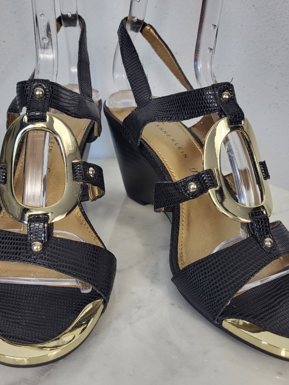 ANNE KLEIN FLEX~6.5~BLACK PATENT LEATHER GOLD RING DETAILING WEDGE HEEL SANDALS